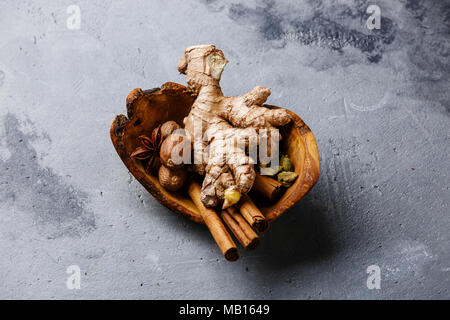 Spice Zutat - Piment, Anis*, Kardamom, Zimt, Ingwer, Muskat - für Glühwein, heiße Getränke auf konkreten Hintergrund Stockfoto