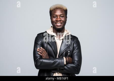 Isolierte Porträt der jungen Lustig dunkelhäutiger Mann mit Armen mit Afro Frisur im casual Shirt gekreuzt Stockfoto