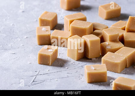 Gesalzene caramel fudge Bonbons über grau Textur Hintergrund. Close Up, Raum Stockfoto