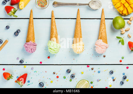 Verschiedene Eissorten Aroma in der Kegel rosa (Erdbeere, Himbeere), Violett (Blueberry), Grün (Pistazie, grüner Tee, Kalk) und gelb (Mango, Banane) se Stockfoto