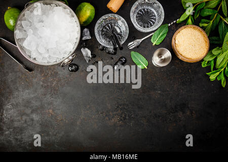 Metall Eiskübel und mojito Zutaten auf dunklem Hintergrund Stockfoto