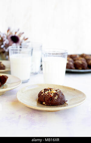 Karamellisierte Pekannuß Chocolate Chocolate Chip Cookies. Auf einem Lavendel/weißem Hintergrund fotografiert. Stockfoto