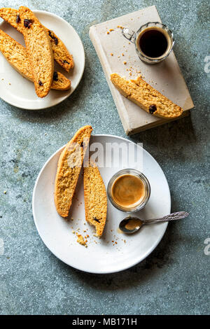 Italienische biscotti und eine Tasse Kaffee auf einer Platte Stockfoto