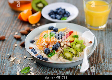 Haferflocken Porridge mit Beeren und Honig Stockfoto