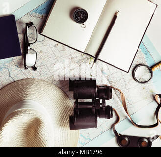 Travel Ausrüstung Hintergrund. Outfit und Zubehör für Reisende. Vintage getonten Bild. Ansicht von oben. Flach. Stockfoto