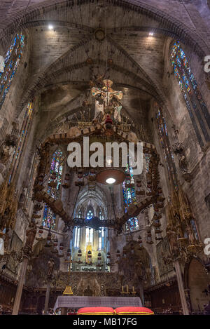 Der Altar und der Dornenkronenleuchter von Antoni Gaudi in der Kathedrale La Seu in Palma de Mallorca Stockfoto