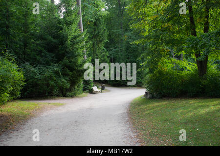 Weg mit Bänken in einem Park von Palanga. Stockfoto