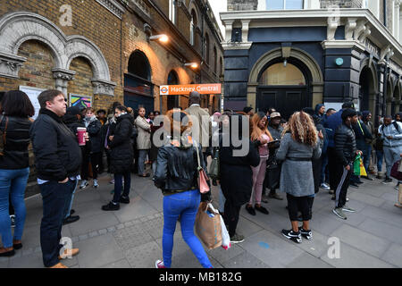 Mitglieder der öffentlichkeit nehmen Sie teil an einem Messer/Gun Rally von Hackney Central Station im Osten von London nach dem tödlichen Erstechen der 18-jährige Israel Ogunsola am Mittwoch. Stockfoto