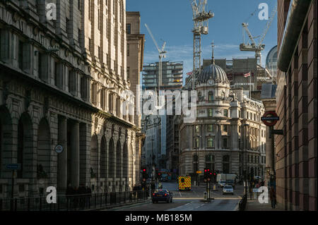 Verkehr an der Ecke Cornhill / Lombard St im Bankenviertel von London in der Nähe der U-Bahnstation Bank in der Dämmerung. London, England, Europa Stockfoto