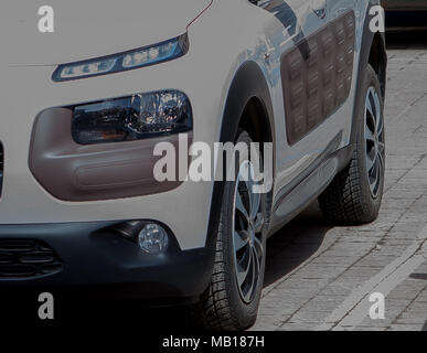 Vorderseite des neuen Silber Parkplatz auf der asphaltierten Straße hautnah Stockfoto