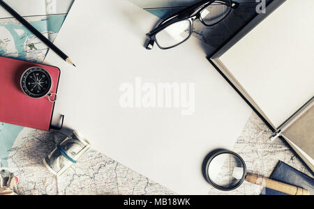 Vorbereitung für die Reise. Traveler's Zubehör. Planung Urlaub. Outfit der Reisenden. Vintage getonten Bild. Ansicht von oben. Flach. Stockfoto