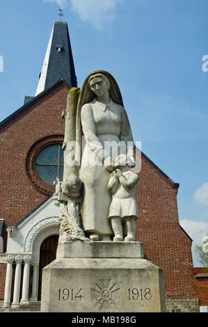 Französische WW1 Memorial außerhalb der Kirche im Dorf Monchy-le-Preux, Nordfrankreich. Stockfoto