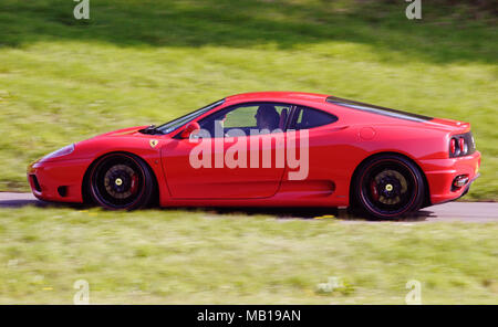 Roten Ferrari 360 super Auto Supersportwagen im Profil (Seitenansicht) und schnelle Fahrt. Stockfoto