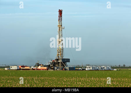 Bohranlage in produktive Tomate Feld im Vordergrund. Stockfoto