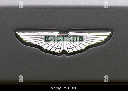 Aston Martin Abzeichen logo oder Kühlerfigur anzeigen Aston Martin Flügel Branding. Stockfoto