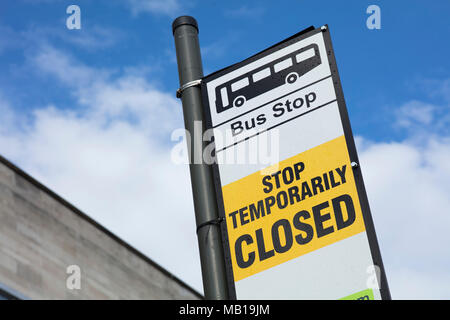 Bus Stop-Schild mit vorübergehenden Schließung Ankündigung, Station Road, Nottingham, Nottinghamshire, Großbritannien - 3 April 2018 Stockfoto