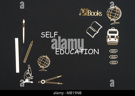 Das Konzept der Schule, Text selbst Bildung mit Schulmaterial Spanplatte Miniaturen auf Tafel platziert Stockfoto