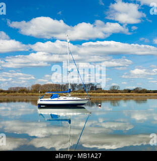 Segelboot in Wasser. Stockfoto