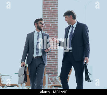 Zuversichtlich Geschäftspartner hinunter im Bürogebäude Stockfoto