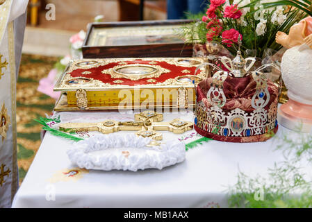 Altar in der christlichen Tempel. Die verzierten Kreuz, Icon, Bibel und Krone und Trauringe auf dem Altar. Christliche Traditionen in Hochzeitstag Stockfoto