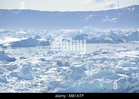 Ilulissat, Grönland, Juli | UNESCO-Weltkulturerbe | Impressionen von Jakobshavn | Diskobucht Kangia Icefjord | riesige Eisberge im blauen Meer Stockfoto