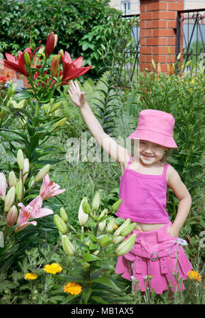 Baby Mädchen in das rosa Kleid im Garten Stockfoto