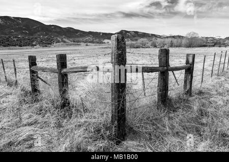 Infrarot; Schwarz & Weiß Blick auf Holz- fencepost und Stacheldraht; Vandaveer Ranch; Salida, Colorado, USA Stockfoto