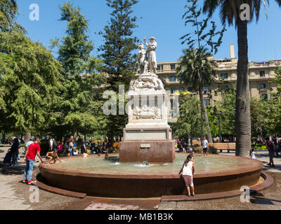 SANTIAGO, CHILE - 26. JANUAR 2018: Denkmal American Liberty, Marmor Skulptur in der Mitte der Plaza de Armas in Santiago, Chile, entfernt. Arbeit o Stockfoto