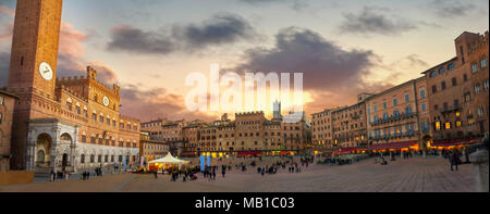 Panoramablick auf die Piazza del Campo in Siena am Abend Zeit. Toskana, Italien Stockfoto