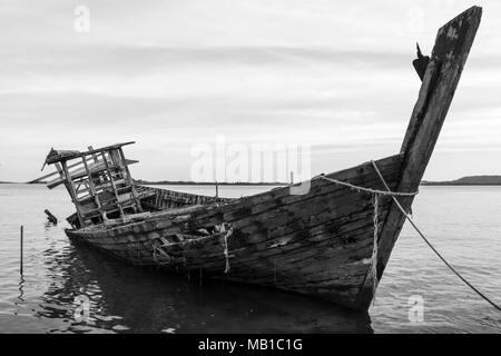 Ein Schiffswrack/Schiffs/Boote aus Holz/abgebrochenen Boote am Strand - Insel Bintan, Indonesien Stockfoto