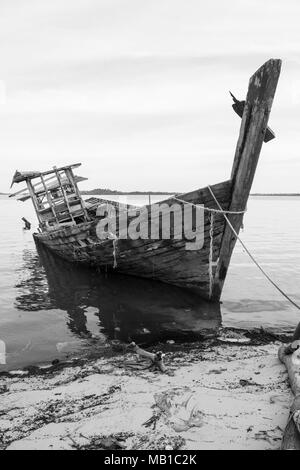 Ein Schiffswrack/Schiffs/Boote aus Holz/abgebrochenen Boote am Strand - Insel Bintan, Indonesien Stockfoto