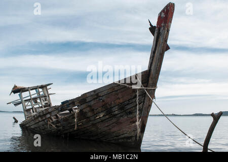 Ein Schiffswrack/Schiffs/Boote aus Holz/abgebrochenen Boote am Strand - Insel Bintan, Indonesien Stockfoto