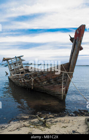 Ein Schiffswrack/Schiffs/Boote aus Holz/abgebrochenen Boote am Strand - Insel Bintan, Indonesien Stockfoto