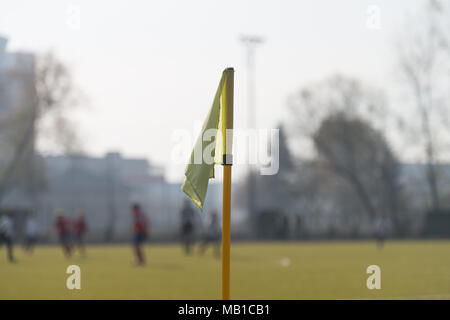 Gelbe Fahne in der Ecke des Fußballs Spielplatz - faul Wind Stockfoto