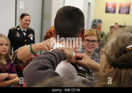 Familie Mitglieder Pin auf der one-star schulterklappen von Oberst Matthew Easley, während seiner Promotion Zeremonie an der Colorado State Patrol Training Academy, Golden, Colorado Jan. 6, 2018 allgemein zum brigadier. Easley verband die Armee nach dem Abschluss an der United States Military Academy in West Point 1988. Er hat in der US-Army Reserve für 26 Jahre in verschiedenen Führungspositionen serviert. Stockfoto