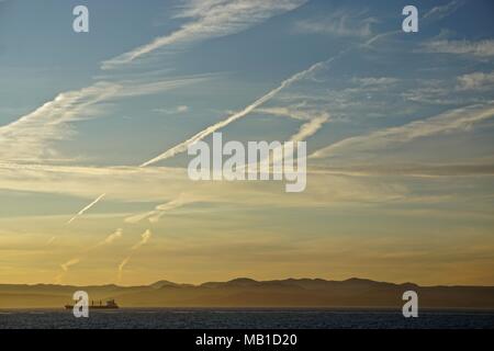 Die Sonne auf der Nördlichen Pazifik als ein Tanker Kreuzfahrten entlang der westlichen Küste von Vancouver Island. Stockfoto