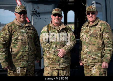 Mike Garner, Links, Steph Schwarz, und Bob Walker, Flight Test Fremdfirmen, posieren für ein Foto, Jan. 16, 2018, bei Moody Air Force Base, Ga. ab Jan. 16-25, Flieger aus dem 723 d AMXS durchgeführt 216 Stunden der Wartung auf ein HH-60 nach Moody nach 350 Tagen von Depot Instandhaltung bei Naval Air Station (NAS) Jacksonville. Bei NAS Jacksonville, die HH-60 komplett strukturellen Überholung, wo es neue interne und externe Komponenten zusammen mit Reparaturen und aktualisierte Programmierung erhalten. Stockfoto