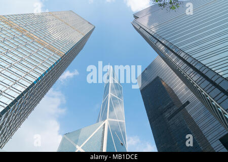 HONG KONG, September 19, 2017; Drei Wolkenkratzer modernes architektonisch unterschiedlichen architektonischen Fassaden hoch aufragenden von der Straße Stockfoto