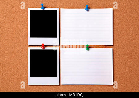 Leere Fotoprints und weißen Nachricht Karten zu einem Kork Pinnwand angeheftet. Platz für Kopieren. Wege zur Verfügung. Stockfoto