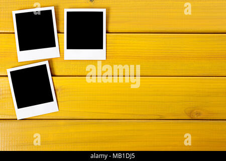 Drei leere Fotoprints auf einem Schreibtisch oder Tisch. Platz für Kopieren. Wege zur Verfügung. Stockfoto
