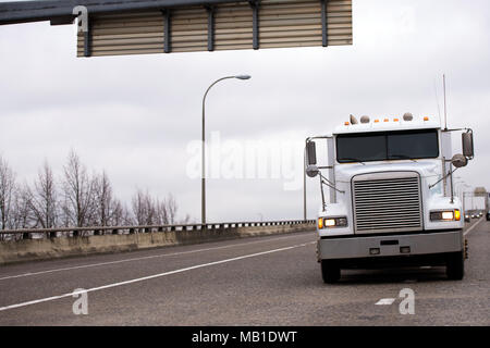 Kraftvoller klassischer gängigen professionellen amerikanischen Modell white Big Rig Semi Truck mit riesigen kühlergrill und Chrom Akzent Zubehör Transport von Fracht o Stockfoto