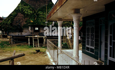 In Karo Batak Dörfer, Sumatra, Indonesien, moderne Konstruktion ersetzt die traditionellen Langhäusern, die gebaut wurden, vor Hunderten von Jahren. Stockfoto