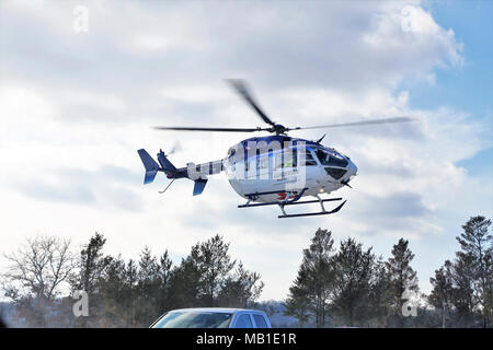 Ein MedEvac Hubschrauber von Gunderson Health System landet auf Palette 26 Jan. 8, 2018, am Fort McCoy, Wis der Hubschrauber und das Personal waren an Hand in eine medizinische Ausbildung Szenario für Soldaten am Fort McCoy Ausbildung im Betrieb Cold Steel II Übung teilzunehmen. Gunderson Health System medizinisches Personal regelmäßig Unterstützung für die militärischen medizinischen Ausbildung Bemühungen um die Installation. Betrieb Cold Steel ist der US-Armee finden Crew - Serviert Waffen Qualifizierung und Validierung ausüben, um sicherzustellen, dass America's Army Reserve Einheiten und Soldaten ausgebildet sind und bereit, auf kurze bereitstellen - Bekanntmachung im Rahmen der Re Stockfoto