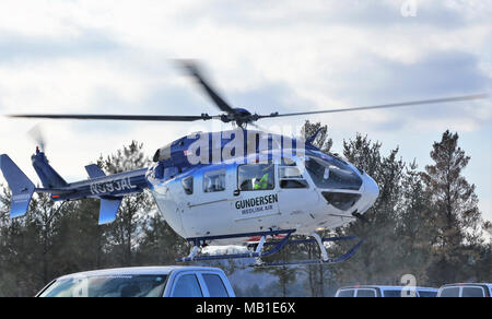 Ein MedEvac Hubschrauber von Gunderson Health System landet auf Palette 26 Jan. 8, 2018, am Fort McCoy, Wis der Hubschrauber und das Personal waren an Hand in eine medizinische Ausbildung Szenario für Soldaten am Fort McCoy Ausbildung im Betrieb Cold Steel II Übung teilzunehmen. Gunderson Health System medizinisches Personal regelmäßig Unterstützung für die militärischen medizinischen Ausbildung Bemühungen um die Installation. Betrieb Cold Steel ist der US-Armee finden Crew - Serviert Waffen Qualifizierung und Validierung ausüben, um sicherzustellen, dass America's Army Reserve Einheiten und Soldaten ausgebildet sind und bereit, auf kurze bereitstellen - Bekanntmachung im Rahmen der Re Stockfoto