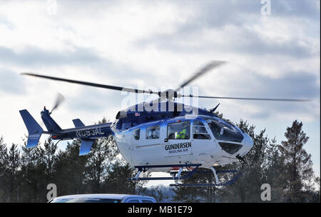 Ein MedEvac Hubschrauber von Gunderson Health System landet auf Palette 26 Jan. 8, 2018, am Fort McCoy, Wis der Hubschrauber und das Personal waren an Hand in eine medizinische Ausbildung Szenario für Soldaten am Fort McCoy Ausbildung im Betrieb Cold Steel II Übung teilzunehmen. Gunderson Health System medizinisches Personal regelmäßig Unterstützung für die militärischen medizinischen Ausbildung Bemühungen um die Installation. Betrieb Cold Steel ist der US-Armee finden Crew - Serviert Waffen Qualifizierung und Validierung ausüben, um sicherzustellen, dass America's Army Reserve Einheiten und Soldaten ausgebildet sind und bereit, auf kurze bereitstellen - Bekanntmachung im Rahmen der Re Stockfoto