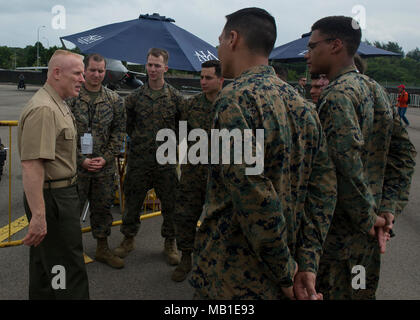 Us Marine Corps Brig. Gen. Thomas Weidley, 1 Marine Flugzeugflügel kommandierender General, spricht mit Marines während der Singapur 2018 International Airshow am Changi Exhibition Centre, Singapur, 8. Februar, 2018. Durch die Teilnahme an Airshows und regionalen Veranstaltungen, die USA ihr Engagement für die Sicherheit der indopazifischen Region zeigt, fördert die Interoperabilität, zeigt die flexible Bekämpfung Fähigkeiten des US-Militärs, und schafft dauerhafte Beziehungen mit internationalen Publikum die Bindungen, die Partnerschaft der gesamten indopazifischen Region zu stärken. Stockfoto