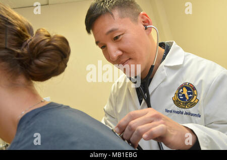 JACKSONVILLE, Fla (8. Februar 2018) Lt.Cmdr. Jason Hwang, eine Familie Medizin Arzt auf Naval Hospital Jacksonville medizinische Home Port Red Team, Schecks lungen für Segler während einer allgemeinen Prüfung. Die marine Medical Corps feiert seinen 147. Geburtstag am 3. März. Marine Ärzte dienen vom Meer auf dem Schlachtfeld, bis hin zu den Hallen der Kongress und das Weiße Haus. Sie dienen in der Luftfahrt und der Unterseeischen medizinische Gemeinschaften, und als Astronauten erforschen die Grenzen des Raumes. Stockfoto