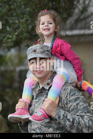 Maj. Garrett Miller, 81. Medizinische Gruppe Arzt assistant Program Director, und seine Tochter, Reagan, nehmen an der Jeff Davis Volksschule Mardi Gras Parade Feb 9, 2018, in Biloxi, Mississippi. Keesler Führung und andere Mitarbeiter, die in den Feierlichkeiten teil. Stockfoto