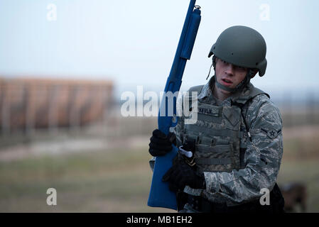 Us Air Force Airman Kaleb Havlik, ein Eintrag Controller mit dem 6 Security Forces Squadron, Sprints während einer Schlacht Bohrer an MacDill Air Force Base, Fla., Nov. 9, 2018. Diese Schulung war Teil eines 3-tägige Schulung, um sicherzustellen, dass die Flieger in der Bekämpfung der Verfahren und integrierte Base Defense Verfahren beherrschen. Stockfoto