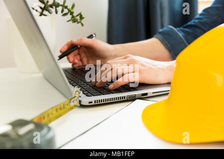 Junge weibliche Architekt und Designer arbeiten an blueprint Projekt. Auftragnehmer Architekt Konzept Stockfoto